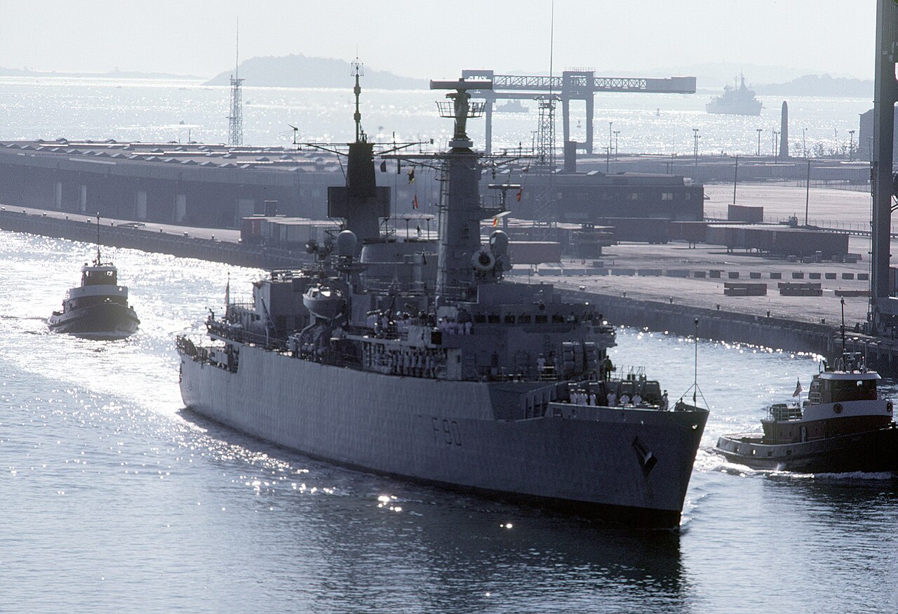 HMS_Brilliant_(F90)_enters_a_port_in_September_1985)